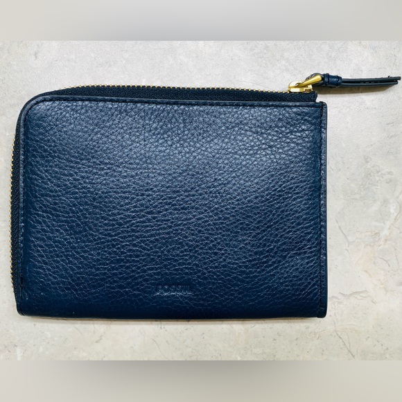 Fossil Cowhide Corner Zip Around Passport/Wallet - Picture 3 of 13